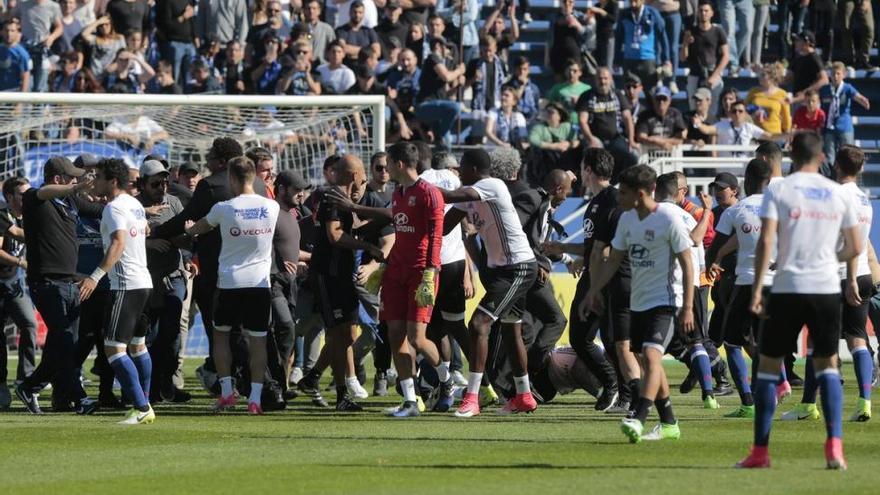 Vergonzosas imágenes de los seguidores del Bastia agrediendo a los jugadores del Olympique de Lyon