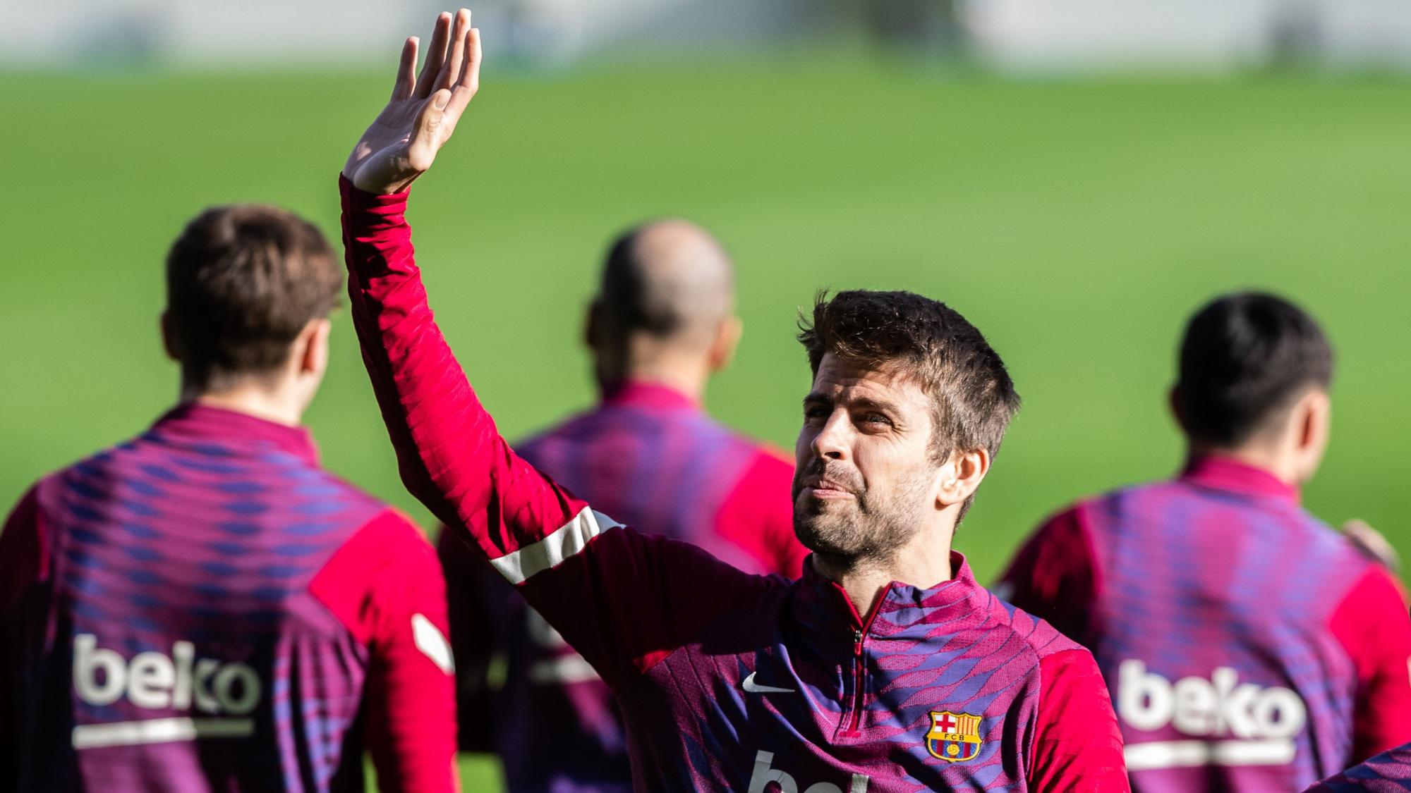 FC Barcelona Training Session Gerard Pique saludates to the fans during the FC Barcelona training session at Camp Nou Stadium on January 3, 2022 in Barcelona, Spain. AFP7 03/01/2022 ONLY FOR USE IN SPAIN  Marc Graupera Aloma / AFP7