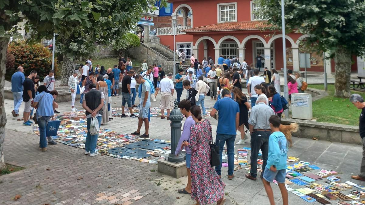 El rastro organizado por el Concello de Bueu para regalar los libros del expurgo.