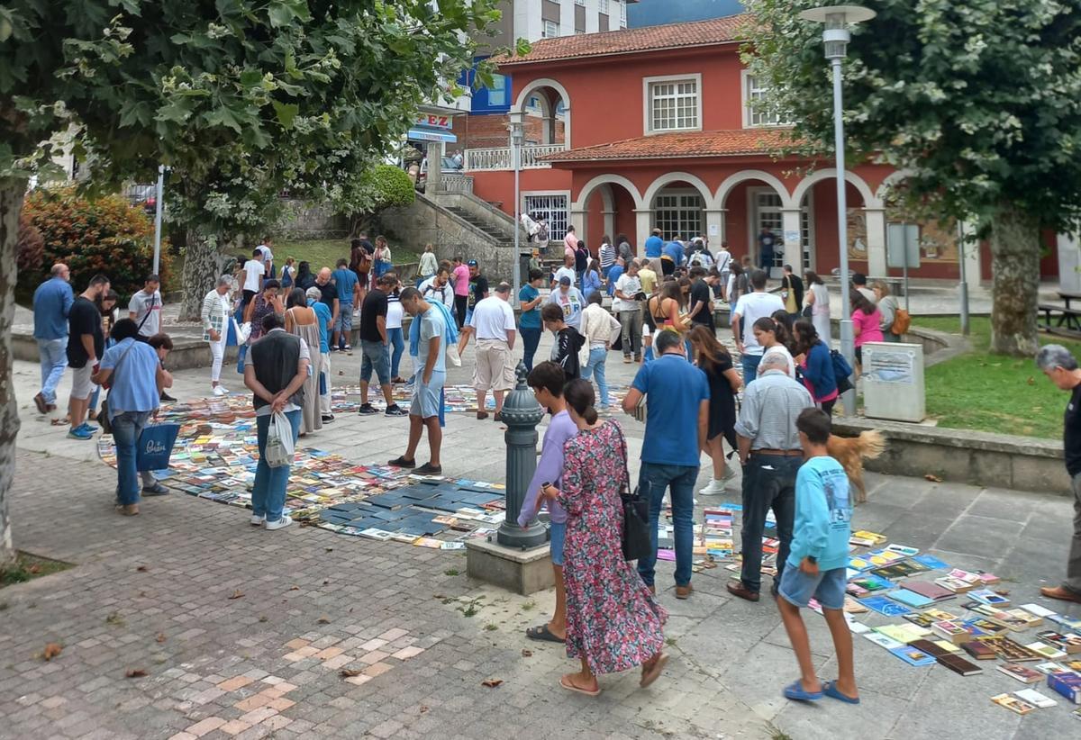 El rastro organizado por el Concello de Bueu para regalar los libros del expurgo.