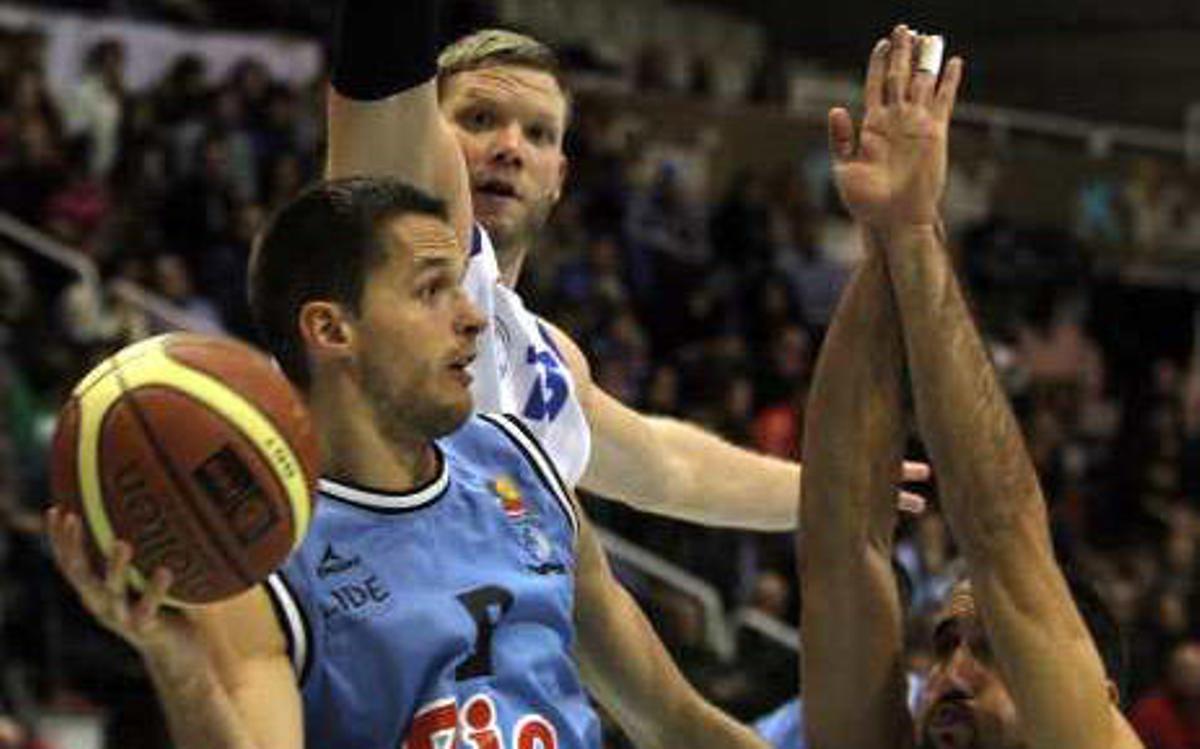 Coppenrath y Huertas intentan frenar a un jugador lucense.