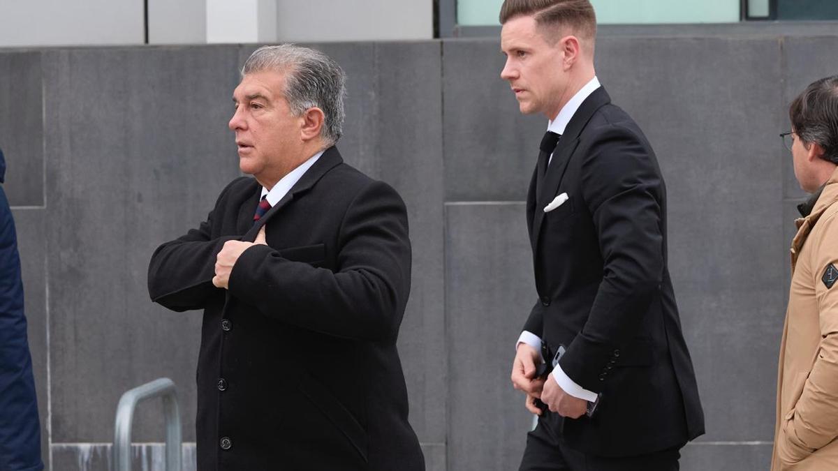 La plantilla barcelonista acude al velatorio para despedirse del doctor Carles Miñarro