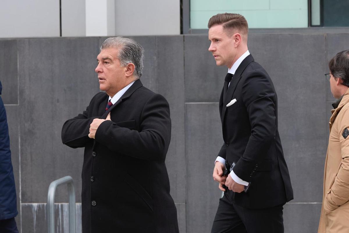 El presidente del Barça Joan Laporta y el capitán del primer equipo Marc - André Ter Stegen encabezaron la representación del club en el funeral por Carles Miñarro Garcia
