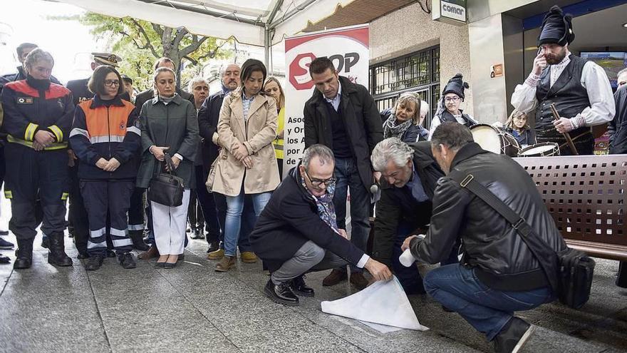 Autoridades políticas ayudaron a Rafa Cid, viudo tras el atropello de su mujer en A Saínza, a descubrir la placa en la calle Paseo. // Brais Lorenzo