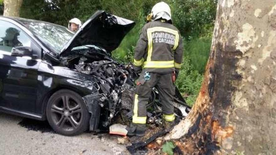 Servicios de emergencia, ante el coche accidentado. // 112 Cantabria