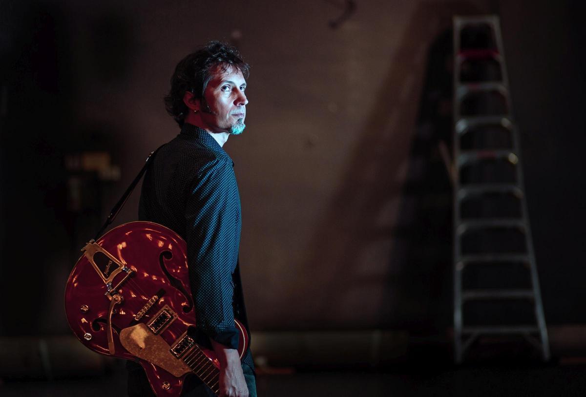 El cantante y compositor David Angulo