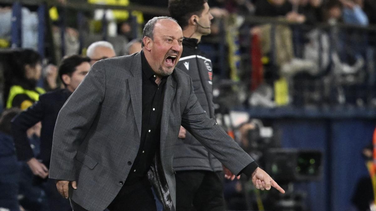 El entrenador Rafa Benítez, gritando en la banda