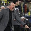 El entrenador Rafa Benítez, gritando en la banda