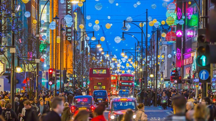 Una imatge de Londres amb l&#039;enllumenat de Nadal acompanyant els vianants