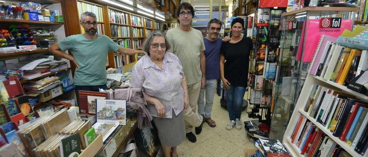 Cano Paz (centro) acompañado de los trabajadores de Librería Paz y su madre, Dolores García. // Gustavo Santos