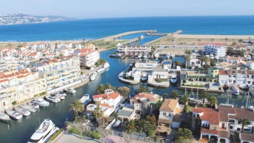 Vista aèria de la bocana del port d&#039;Empuriabrava, on cada any se celebra la Fira del Vaixell d&#039;Ocasió, oberta a tots els públics.