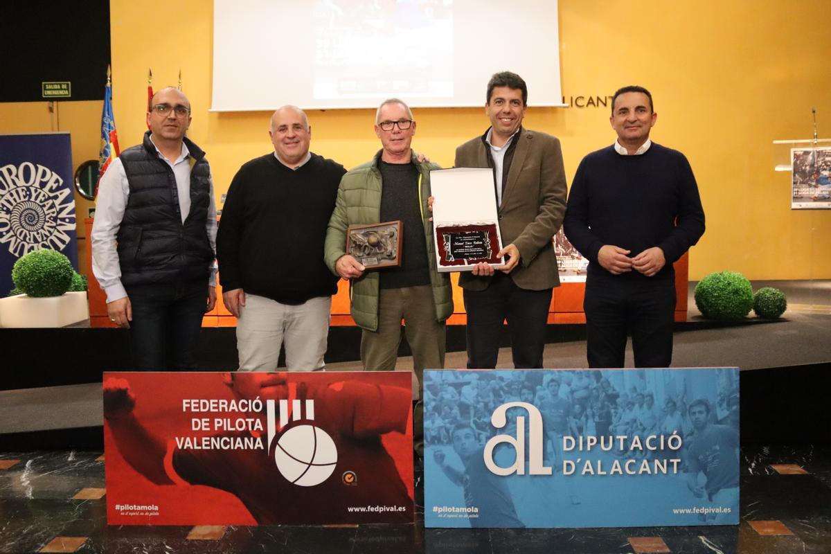 El veterà jugador del CPV Benidorm Manuel Davo 'Rollo' va rebre l'homenatge de la Diputació d'Alacant i la FPV.