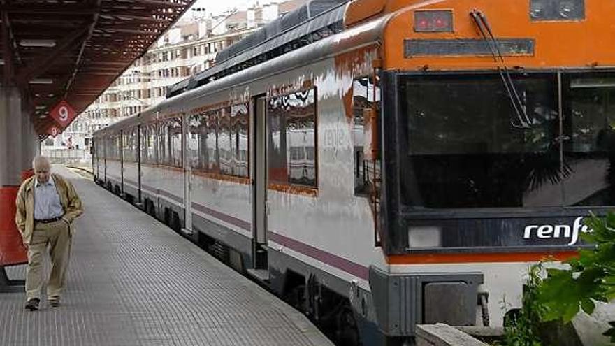 Un tren de media distancia, en la estación de Gijón.