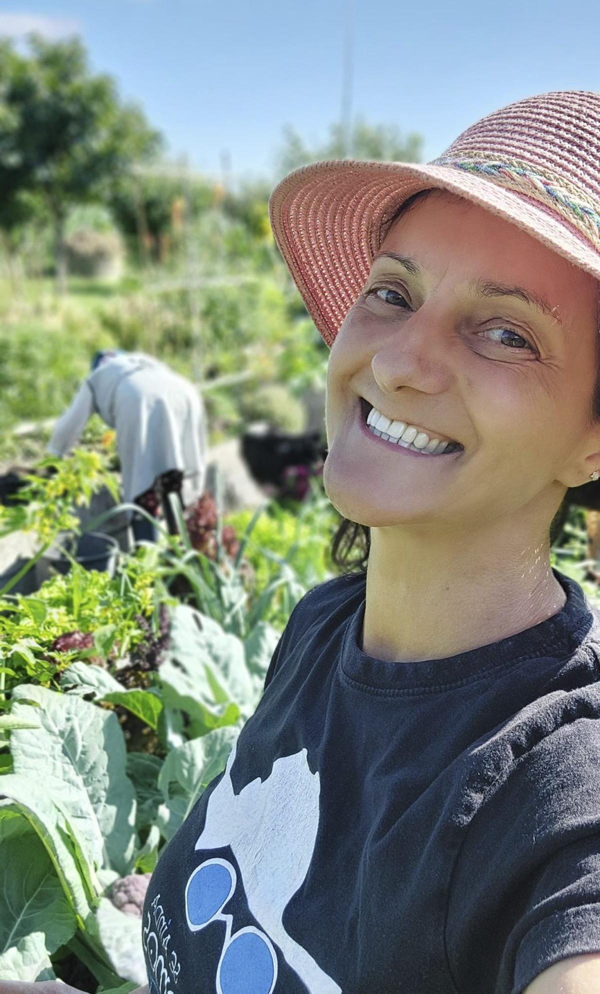 Ana Domínguez (@nuskachousa),
en su huerta en Ribeira. | // FARO