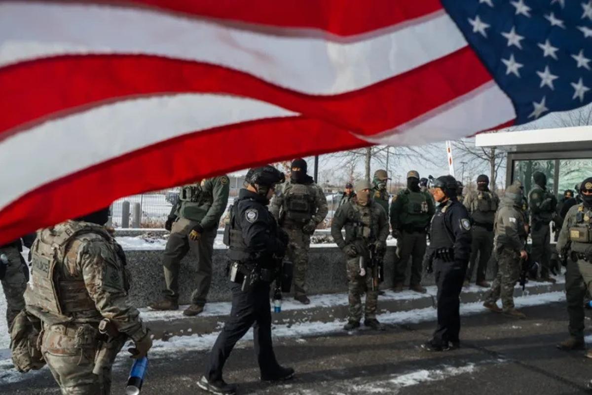 Agentes del ICE y de la Patrulla Fronteriza escoltando el edificio federal de Mineápolis (Minnesota).