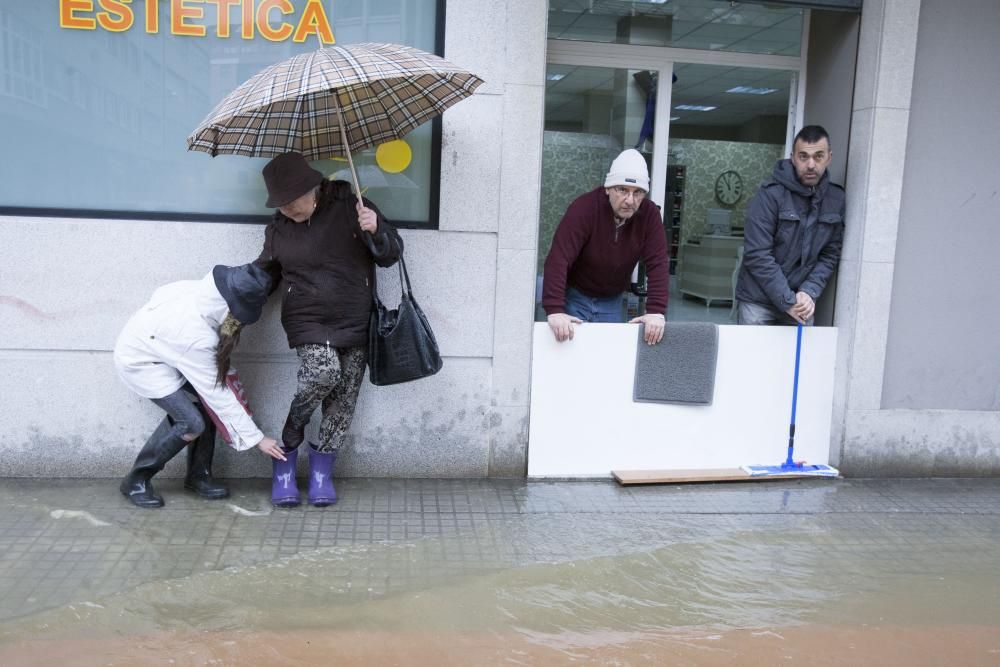 Evacuados en zodiac por las inundaciones en Sada