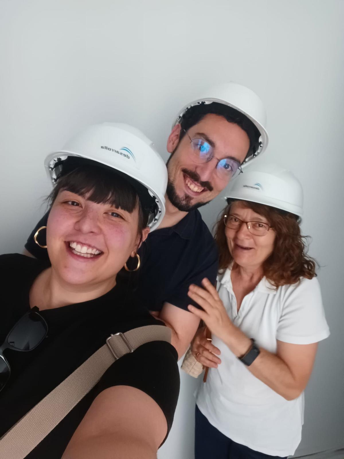 Beatriz Fernández, Carlos Maceiras y María del Carmen Masero, madre de Carlos, en su piso nuevo.