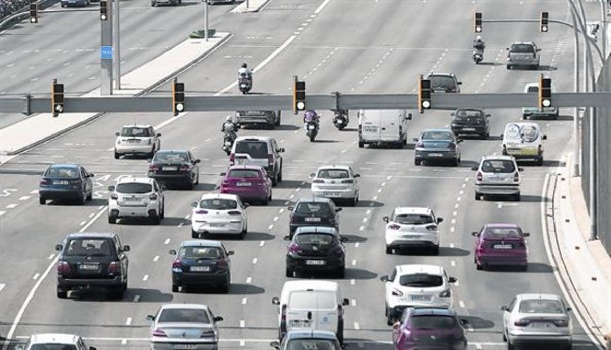 Cotxes i motos entren al casc urbà de Barcelona després de superar un semàfor de la Meridiana, poc després del nus de la Trinitat, el 23 de juny. Cotxes i motos entren al casc urbà de Barcelona després de superar un semàfor de la Meridiana, poc després del nus de la Trinitat, el 23 de juny.