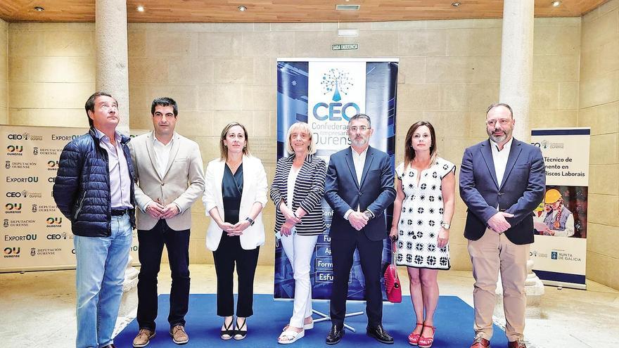 En la sede de la CEO, Ethel Vázquez, tercera por la izquierda, junto a Marisol Novoa, en la presentación de alegaciones