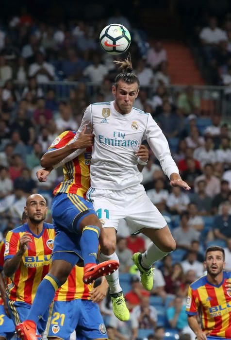 Instantes del partido disputado ayer entre el Valencia CF y el Real Madrid.