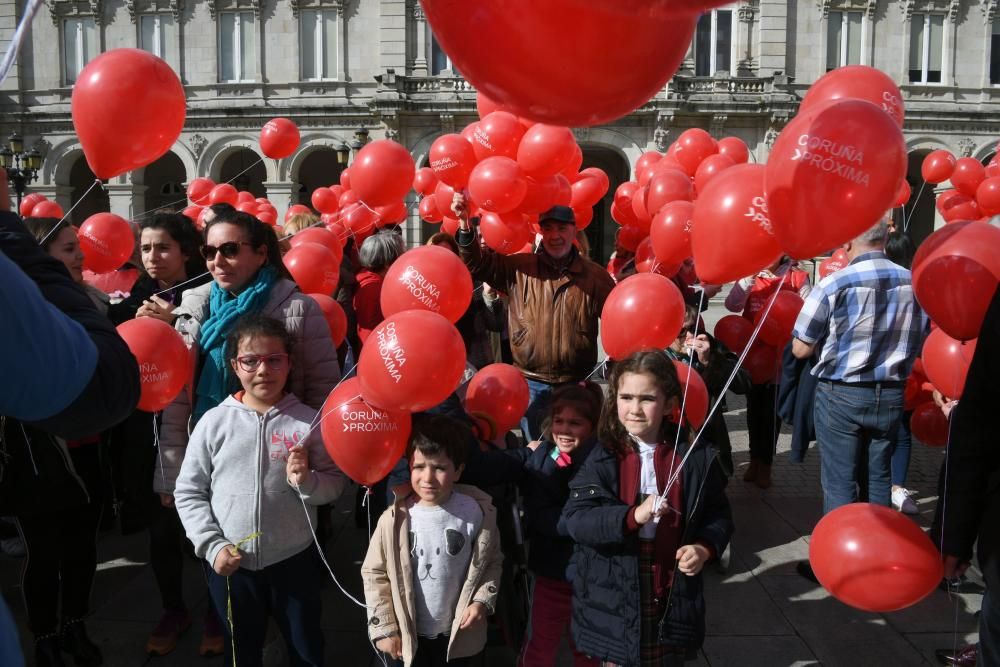 Suelta de globos rojos en María Pita para conmemorar la efeméride.