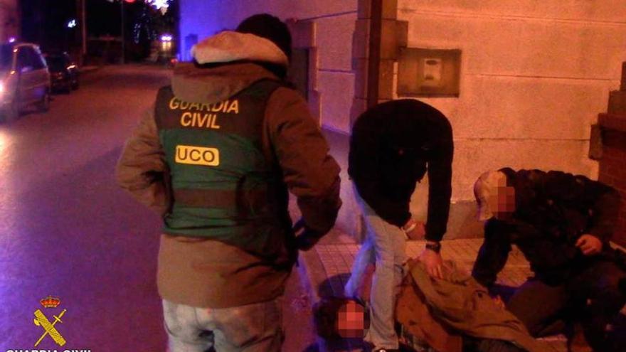 Momento de la detención del atracador a la puerta de la entidad bancaria.