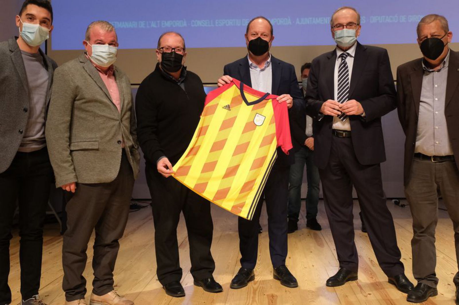 La Federació va regalar una samarreta de la selecció catalana a l’EMPORDÀ.