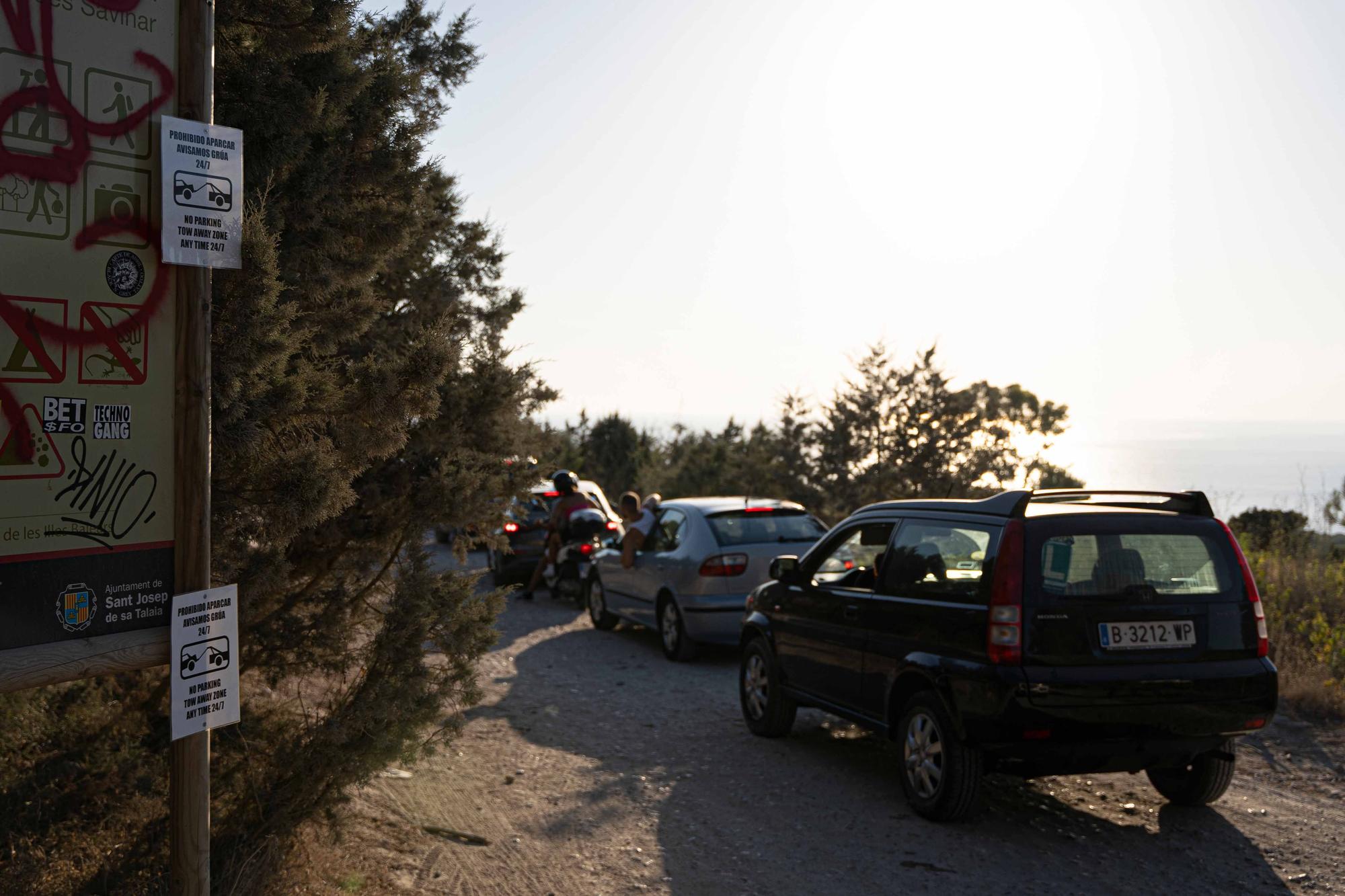 Caos circulatorio para ver uno de los mejores atardeceres de Ibiza, frente a es Vedrà