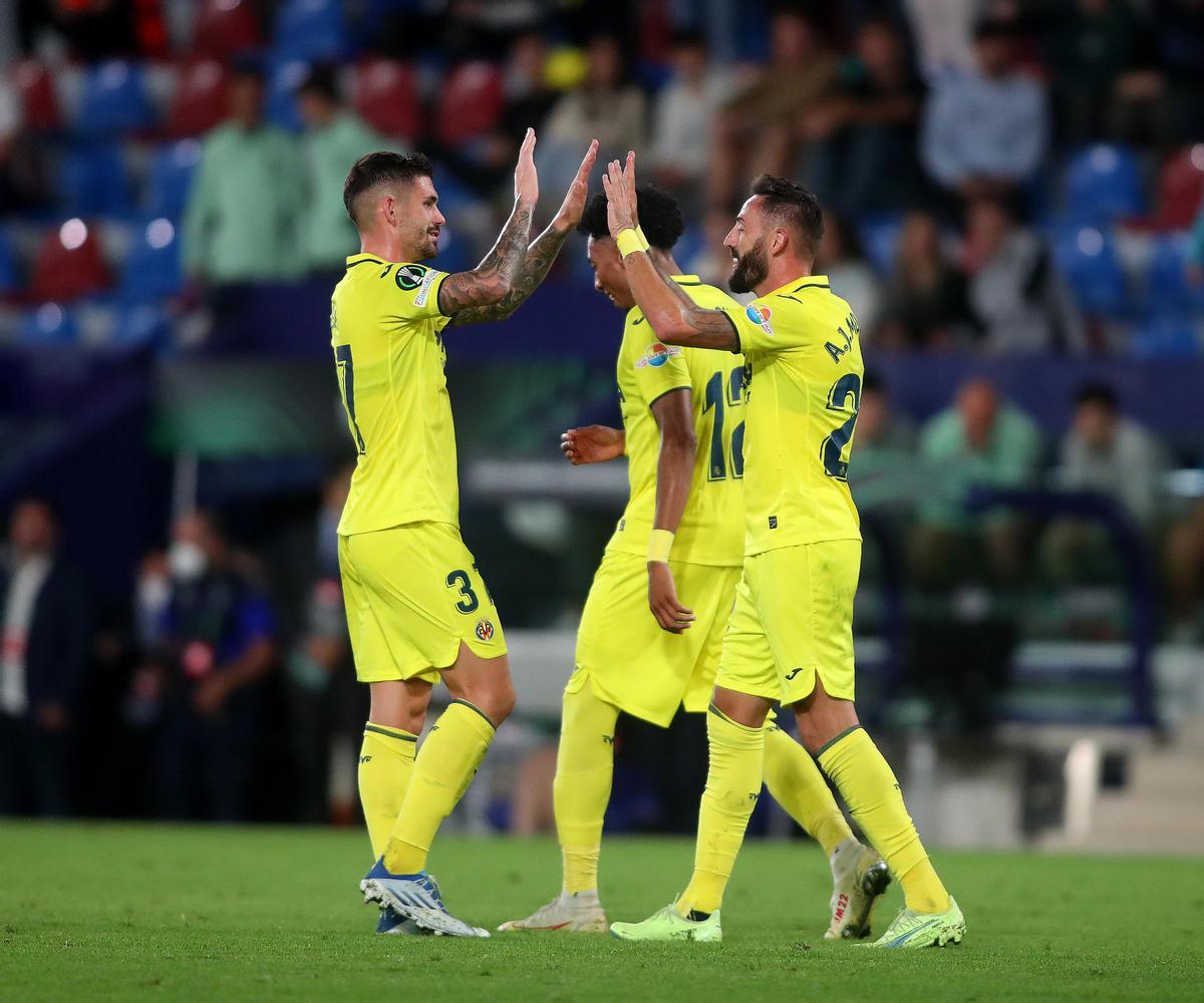 Morales celebra uno de sus goles con Dela y Mojica