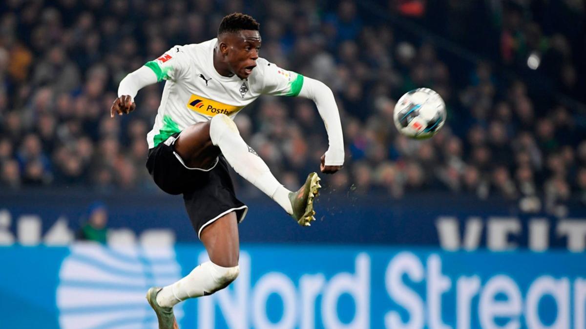 Denis Zakaria del Moenchengladbach salta por el balón durante el partido de la Bundesliga entre el Schalke 04 v Borussia Moenchengladbach en Gelsenkirchen.