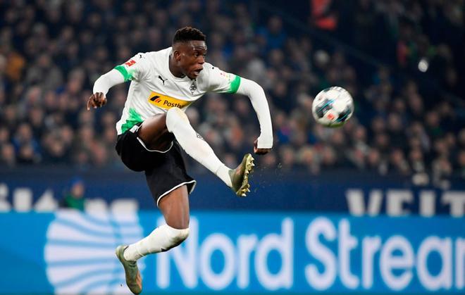 Denis Zakaria del Moenchengladbach salta por el balón durante el partido de la Bundesliga entre el Schalke 04 v Borussia Moenchengladbach en Gelsenkirchen.