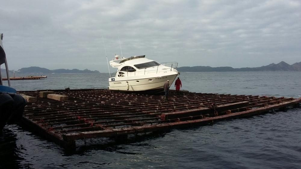 Un yate colisiona contra una batea ante Cangas