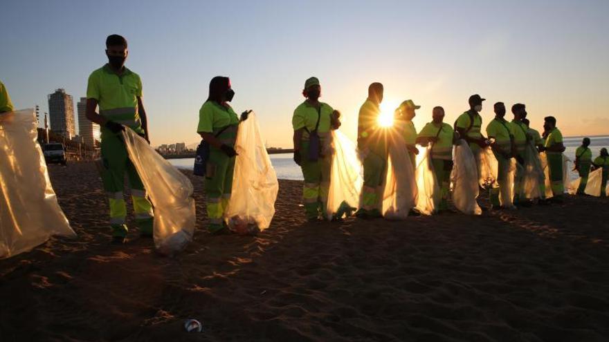 Así ha empezado el día en la Barceloneta, tras la verbena de Sant Joan