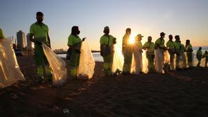 Así ha empezado el día en la Barceloneta, tras la verbena de Sant Joan.