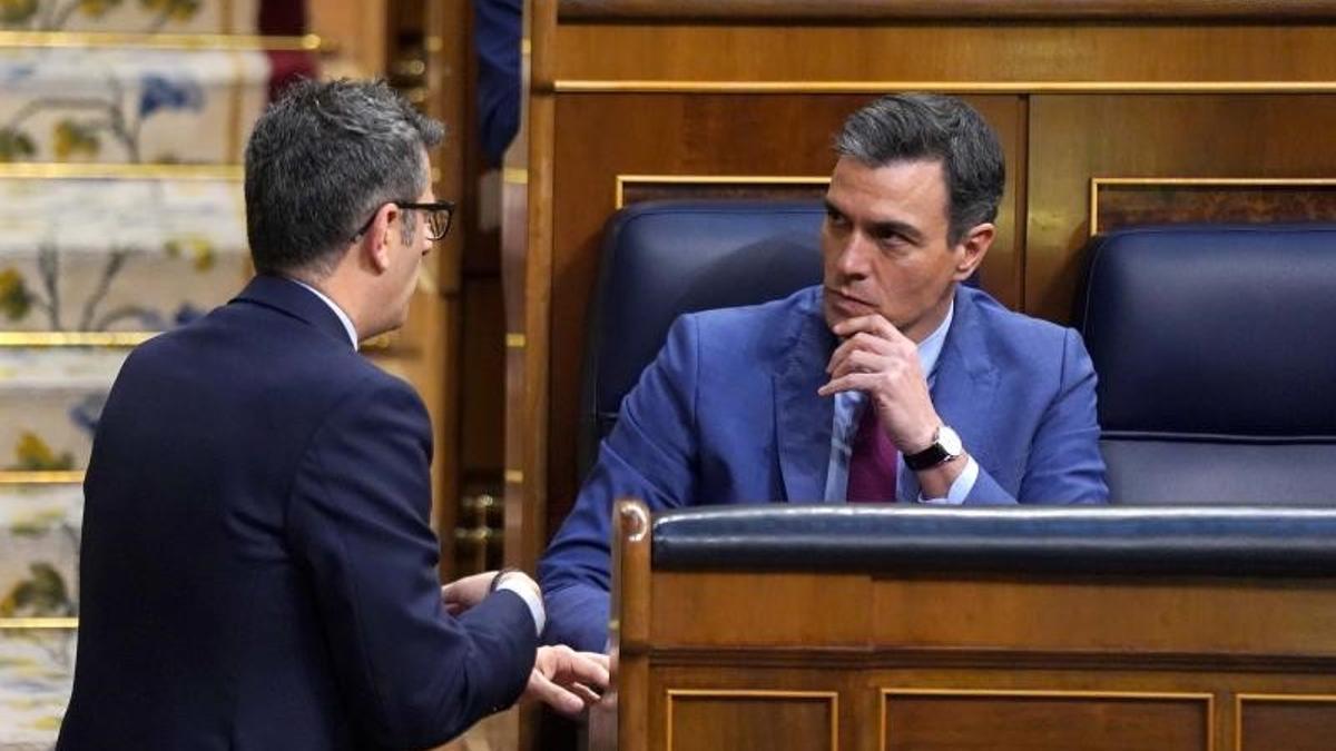 El presidente del Gobierno, Pedro Sánchez, conversa con el ministro de la Presidencia, Félix Bolaños, hombre fuerte del Ejecutivo e interlocutor con la Generalitat de Catalunya, durante el pleno del Congreso del pasado 28 de abril de 2022.