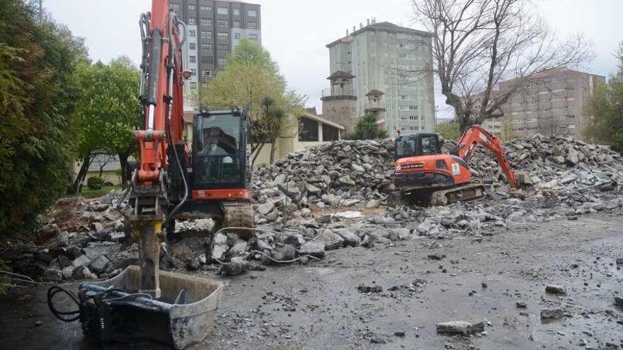 Trabajos de demolición de las antiguas piscinas de Campolongo. // Rafa Vázquez