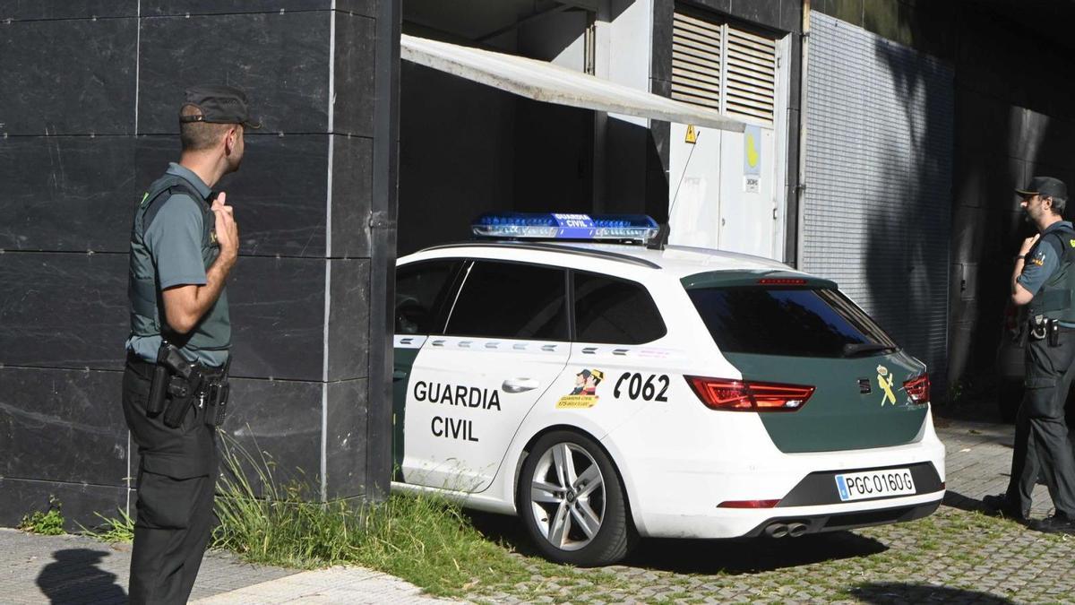 Momento en el que el vehículo que traía al investigado, con las ventanillas tintadas, entra en la garaje de los juzgados de Cangas.