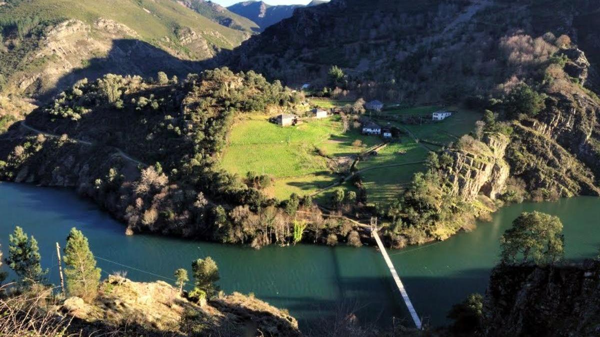 El pequeño pueblo de Asturias al que solo se puede llegar cruzando un puente colgante desde Galicia