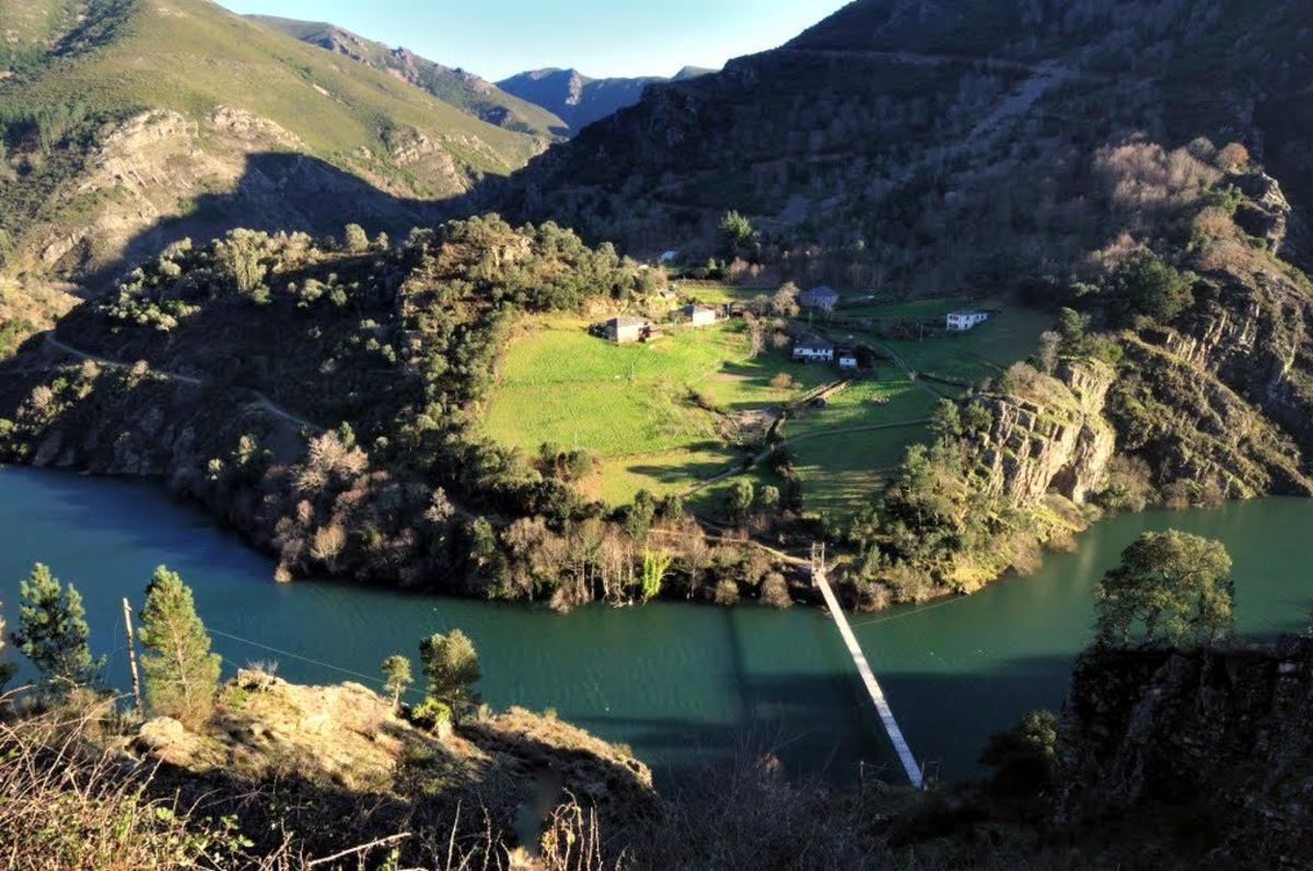 El pequeño pueblo de Asturias al que solo se puede llegar cruzando un puente colgante desde Galicia