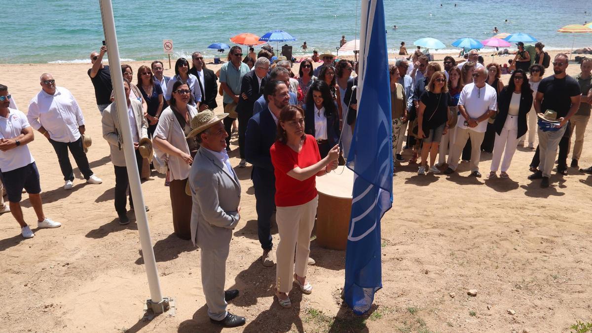 La consellera de Territori, Sílvia Paneque, hissa una bandera blava a la platja de Santa Cristina de Lloret de Mar.
