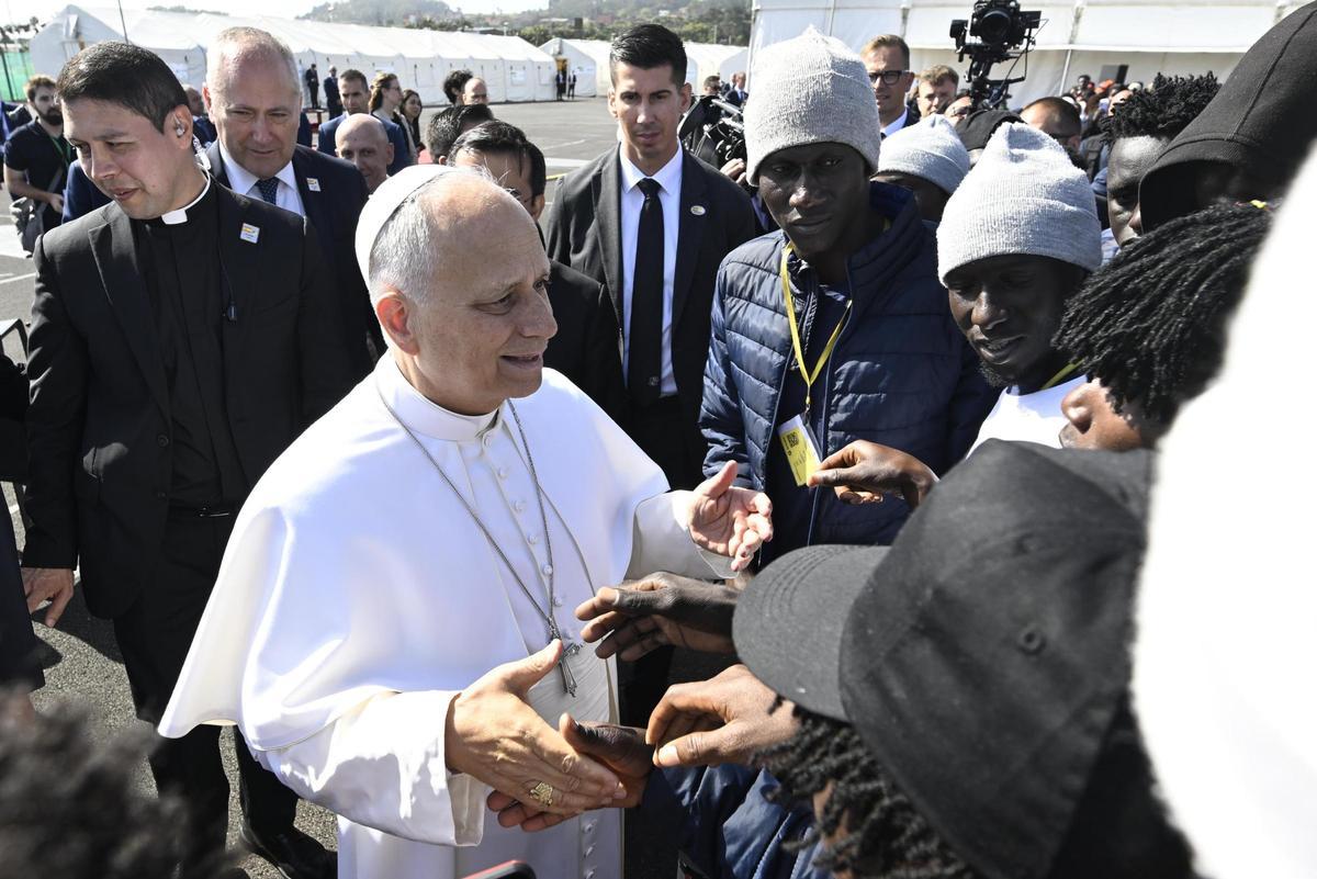 El papa León XIV mantiene un encuentro con migrantes en el centro de Las Raíces.