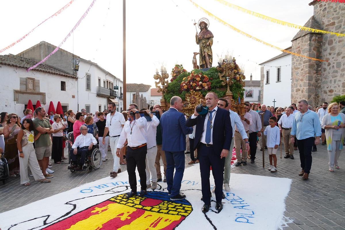 Dos Torres llena de color sus calles con las alfombras de sal por San Roque Dos Torres llena de color sus calles con las alfombras de sal por San Roque