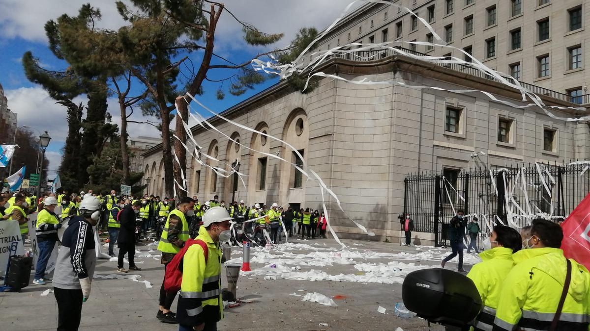 Protesta en Madrid de los trabajadores de Ence ante el Ministerio.