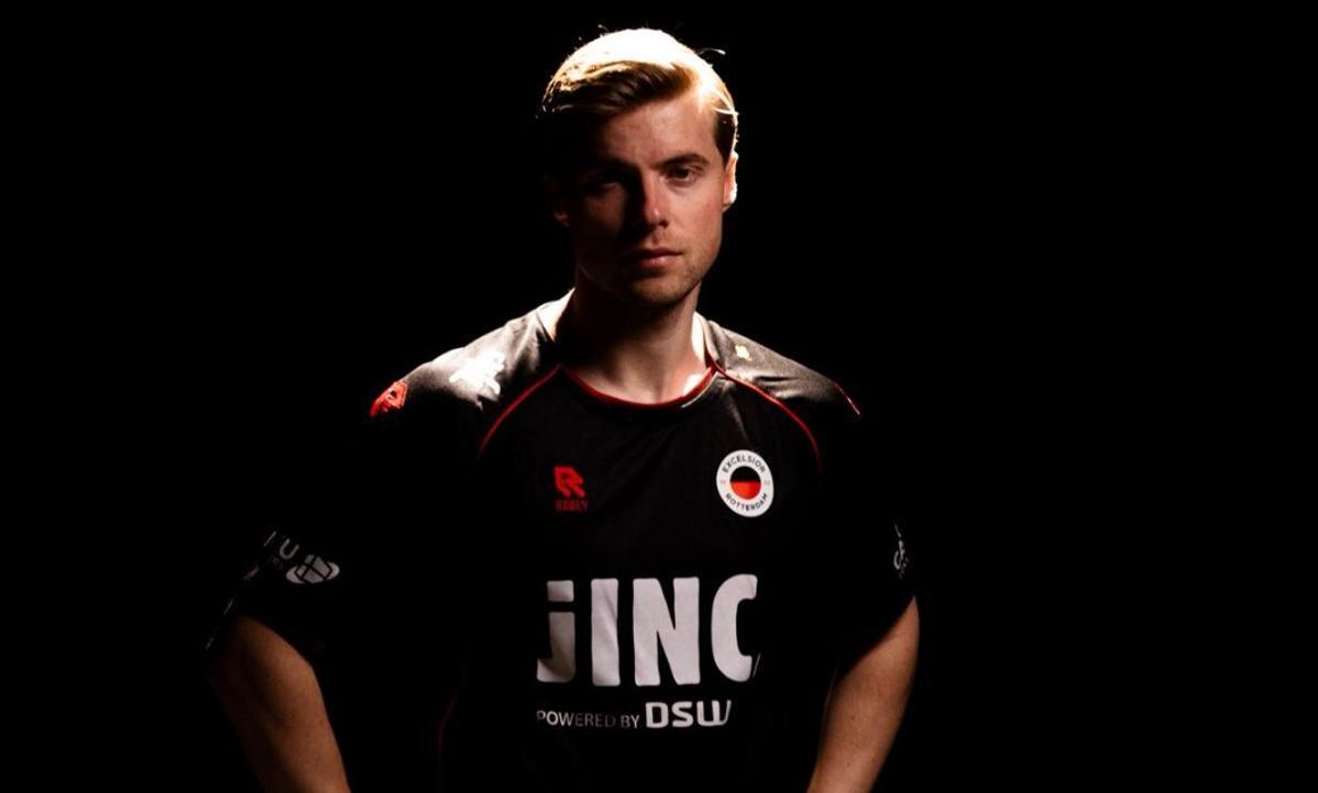 Emil Hansson, con la camiseta del Excelsior.