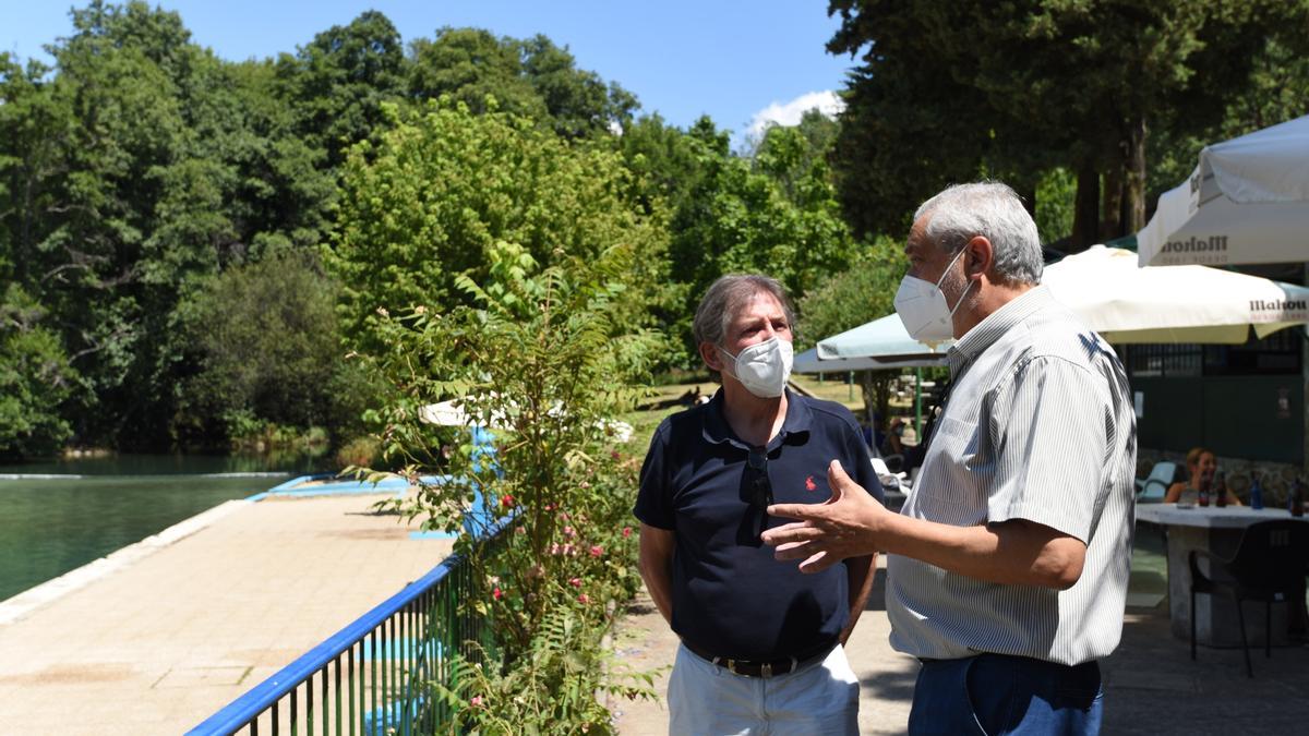 Visita de Carlos Carlos a la zona de baños de Villanueva de la Vera.