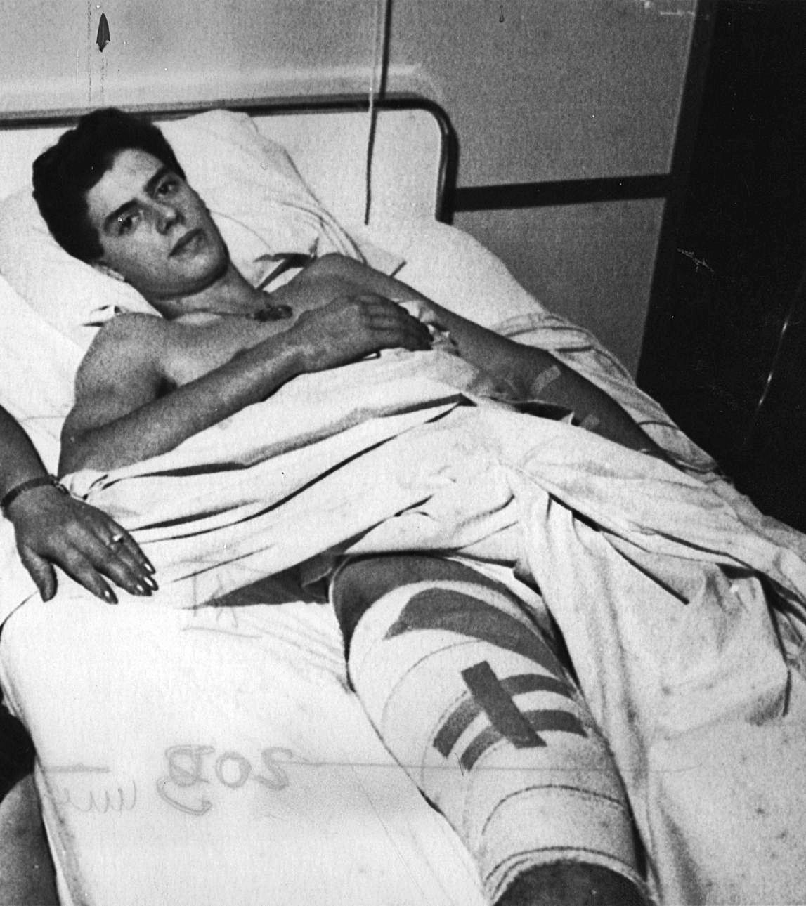 Finito convalece tras la cornada sufrida en Málaga en agosto de 1989. 