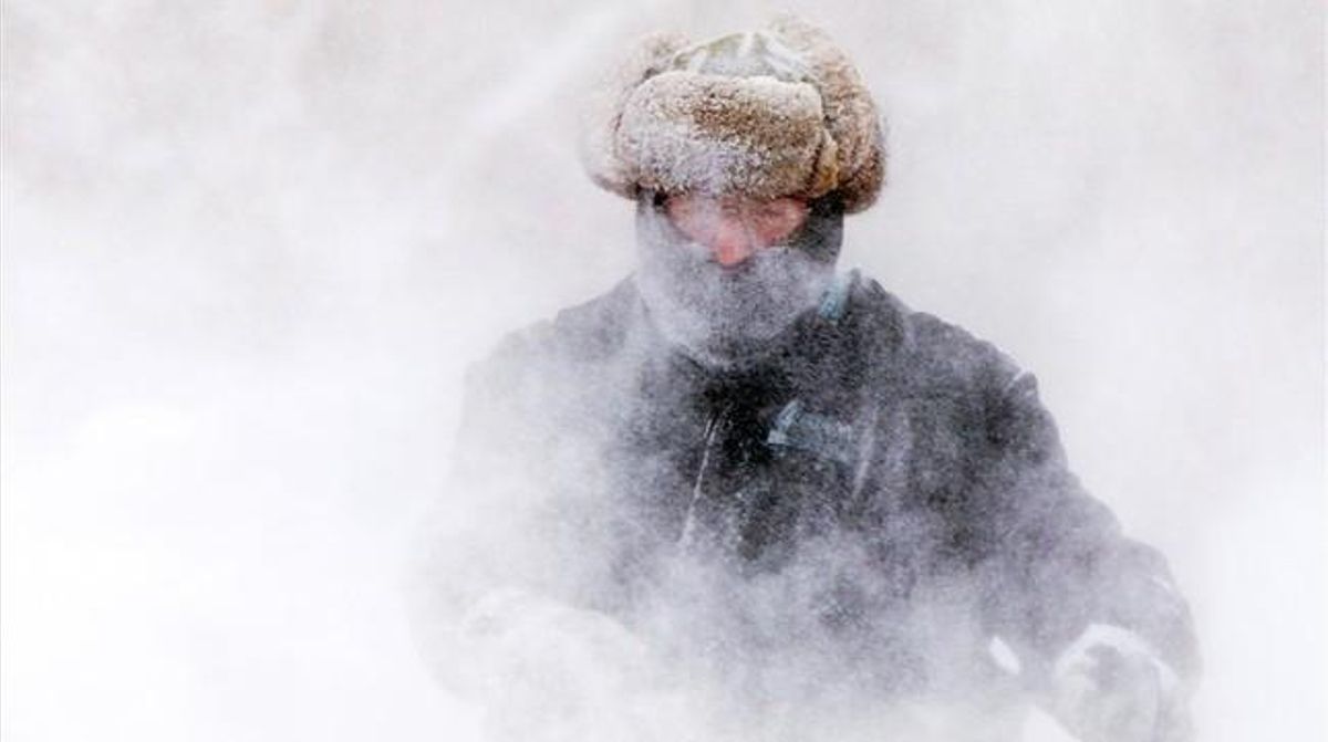 Garret Kelenske intentant treure la neu a Muskegon Heights, Michigan.