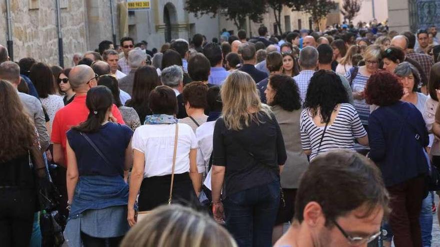 Una multitud de personas avanza por la Rúa de los Francos.