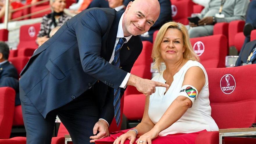 La incoherente imagen de Infantino con el brazalete arcoiris