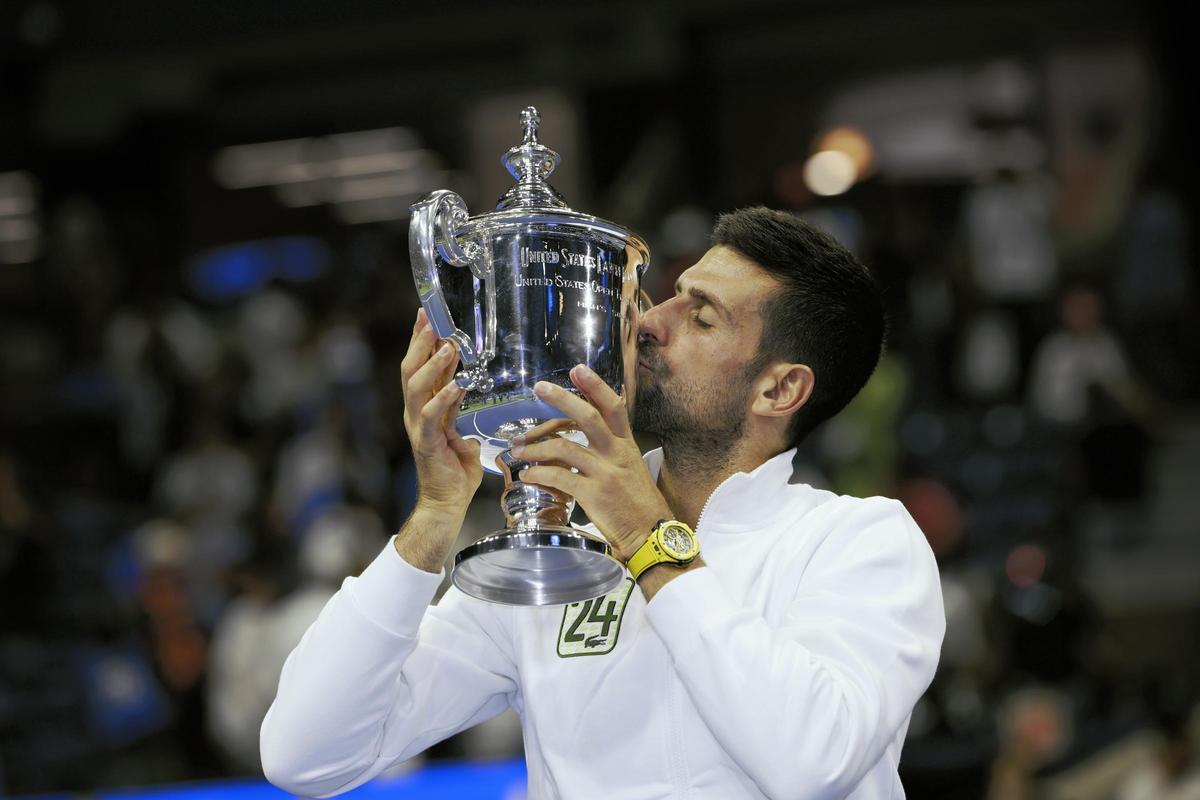 Novak Djokovic, con el trofeo del US Open.